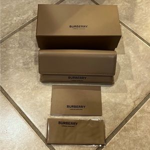 Burberry 🕶️ sunglasses case with gift box and cleaning cloth unisex